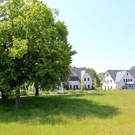 Strandnahe Rex Rugia: Terrasse & Ahoi Erlebnisbad * Lobbe